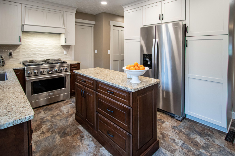 Exempel på ett mellanstort klassiskt beige beige kök och matrum, med en undermonterad diskho, luckor med upphöjd panel, skåp i mörkt trä, bänkskiva i kvarts, beige stänkskydd, stänkskydd i keramik, rostfria vitvaror, vinylgolv, en köksö och brunt golv