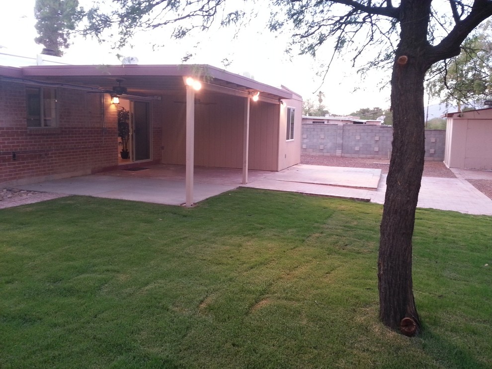 Example of a mountain style home design design in Phoenix