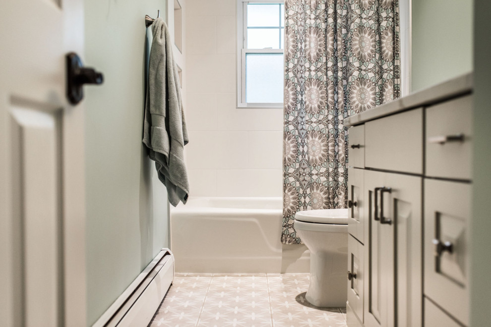Inspiration for a small transitional home design remodel in Chicago