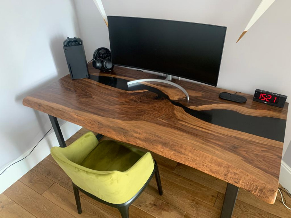 Письменный стол-река из массива дуба