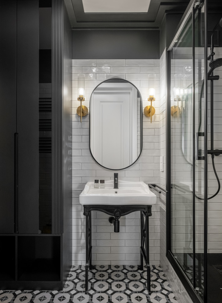 Черно-белый санузел с душем