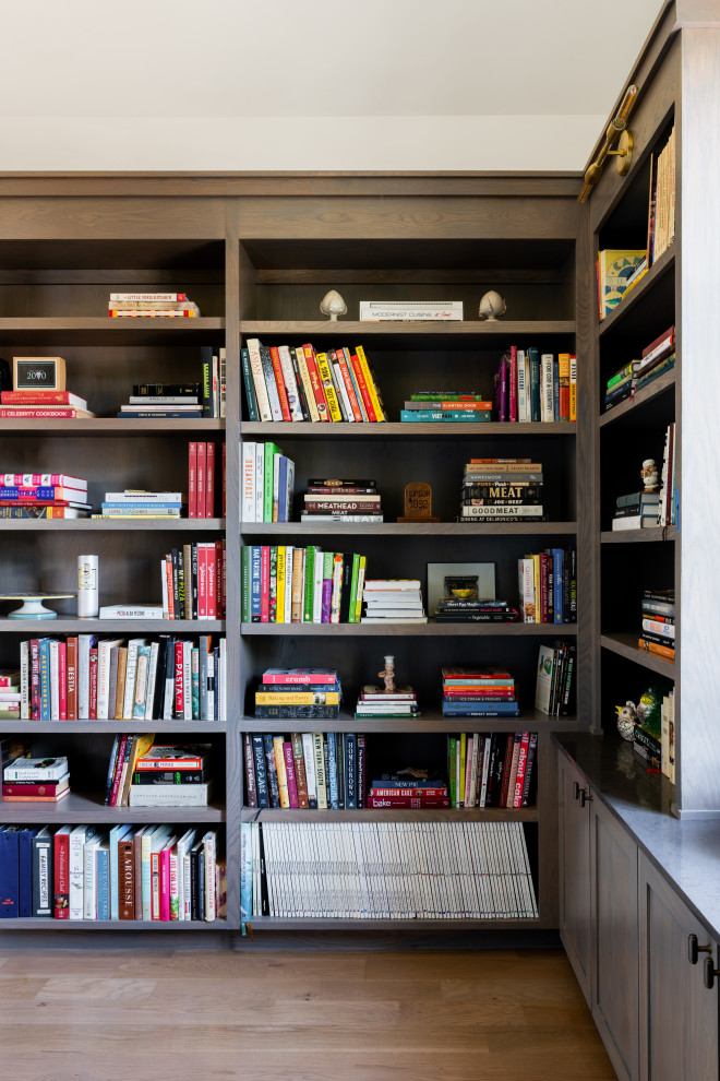 Exemple d'un bureau chic en bois de taille moyenne avec une bibliothèque ou un coin lecture, un mur blanc, un sol en bois brun, un bureau intégré, un sol marron et un plafond voûté.