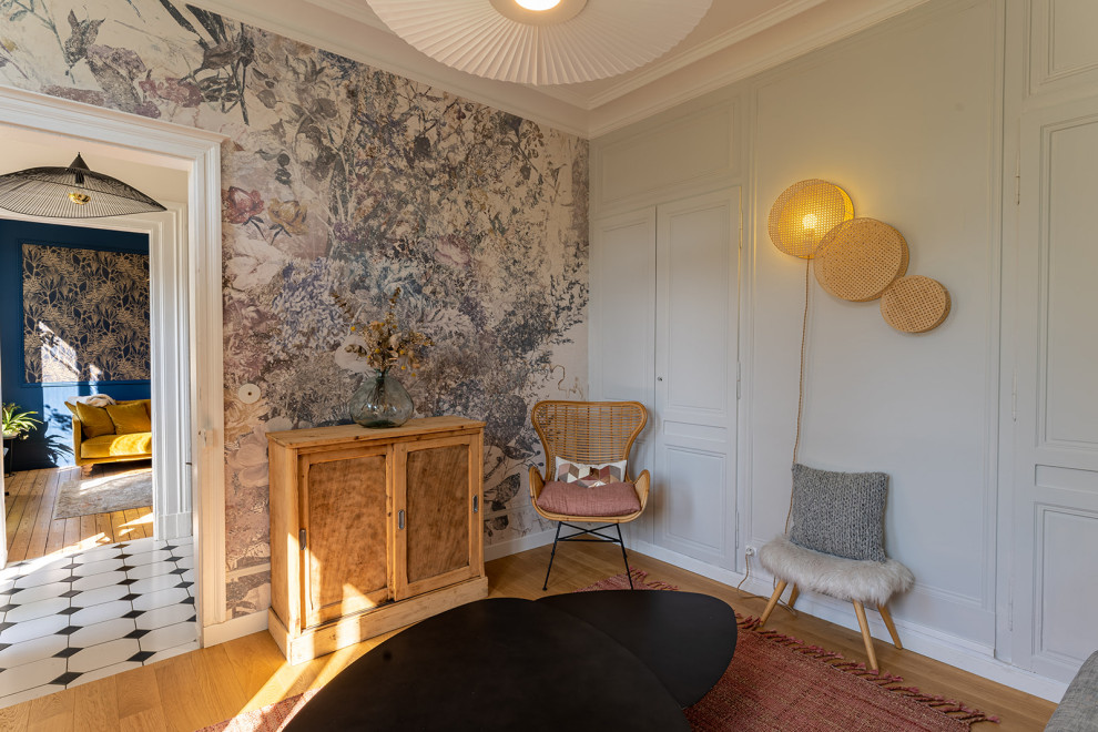 Ispirazione per un soggiorno minimalista di medie dimensioni e chiuso con pareti beige, parquet chiaro e carta da parati