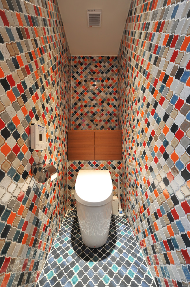 Mediterranean powder room in Tokyo with multi-coloured tile, porcelain tile, multi-coloured walls and multi-coloured floor.
