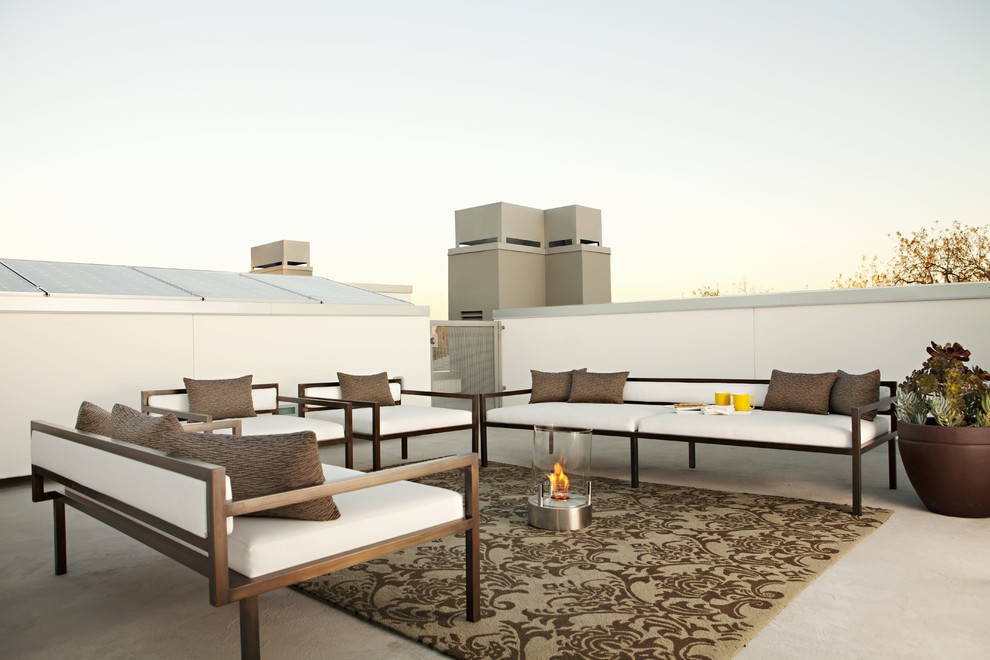 This is an example of a contemporary rooftop deck in Los Angeles with a container garden and no cover.