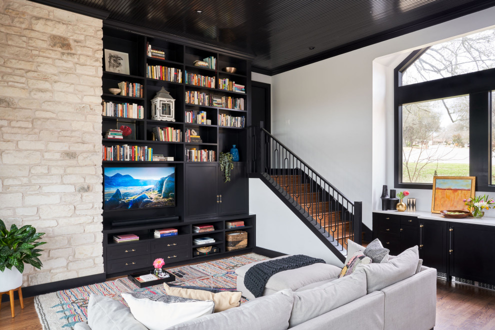 Ispirazione per un soggiorno design di medie dimensioni con angolo bar, pareti bianche, pavimento in legno massello medio e soffitto in legno