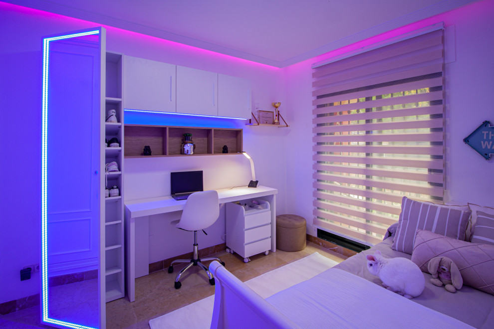 На фото: хозяйская спальня среднего размера в современном стиле с белыми стенами, мраморным полом, бежевым полом и любым потолком