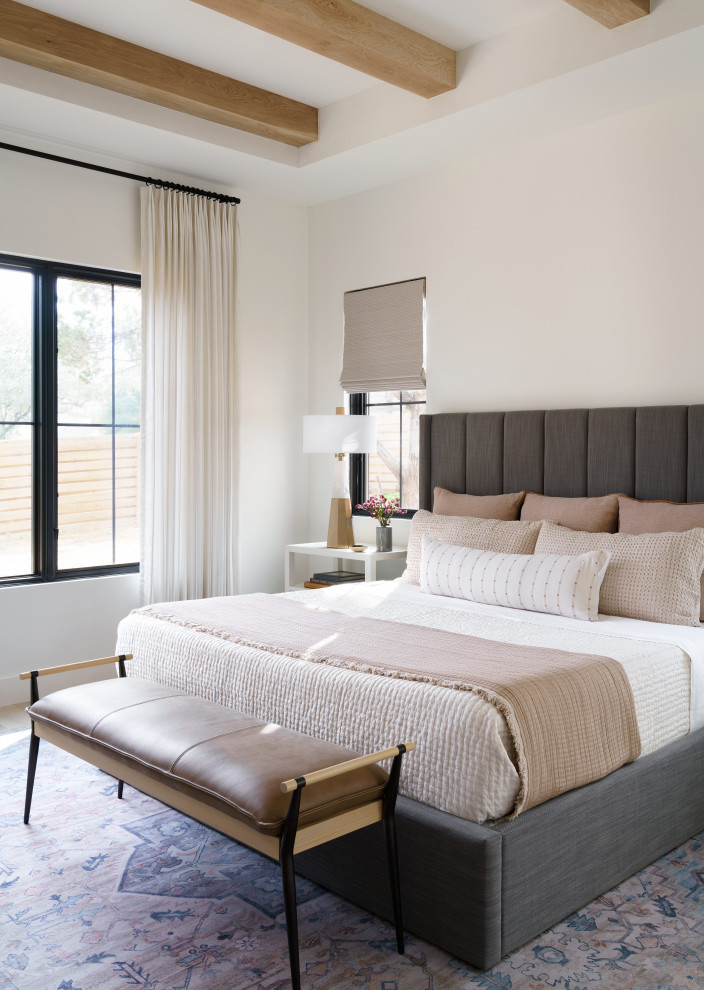 Стильный дизайн: спальня в стиле неоклассика (современная классика) с бежевыми стенами, светлым паркетным полом и балками на потолке - последний тренд