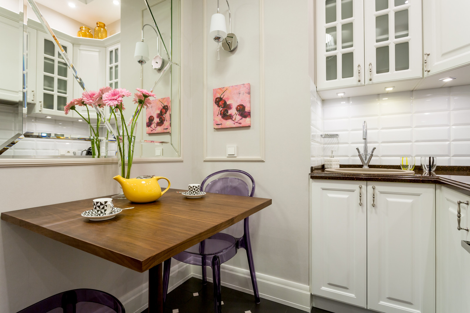 Белое, черное и яркие тона - реализованный проект квартиры в Москве.