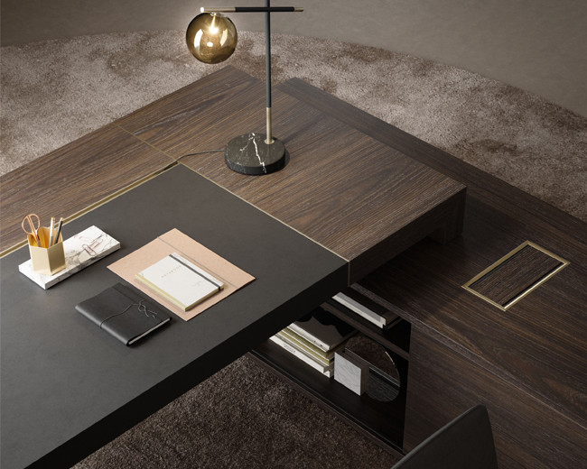 Идея дизайна: большое рабочее место в стиле модернизм с мраморным полом, отдельно стоящим рабочим столом и серым полом