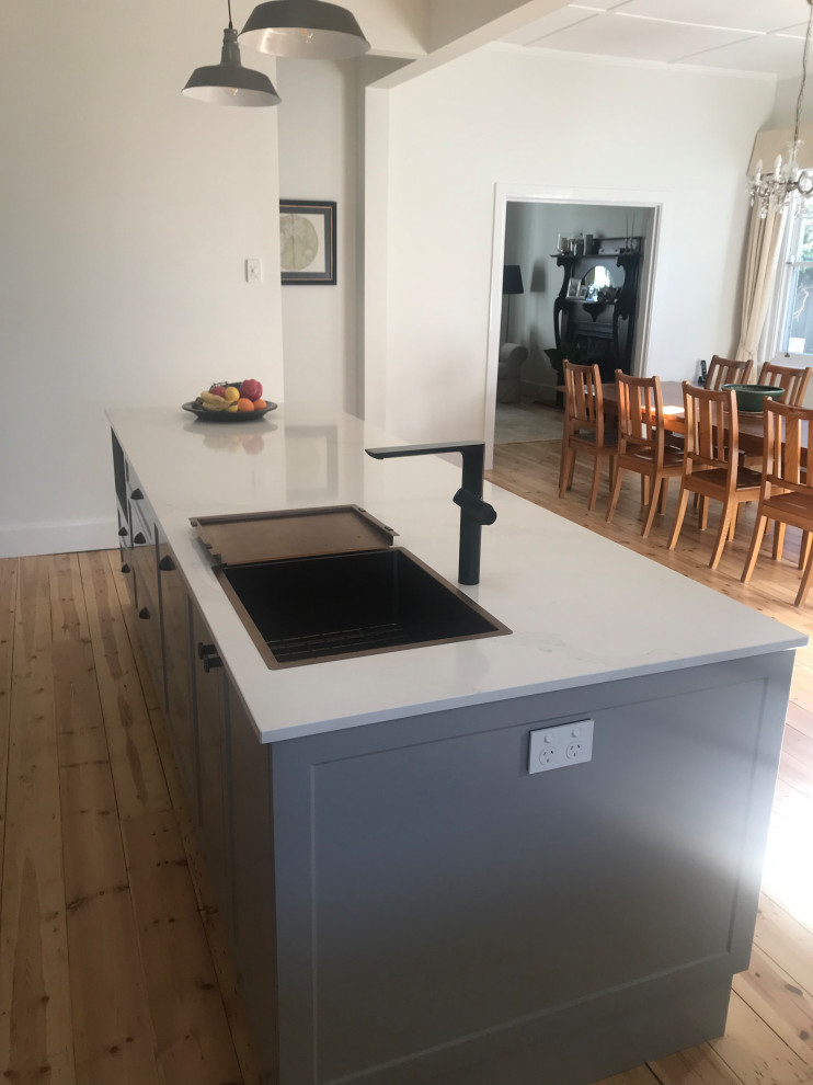 Photo of a transitional kitchen in Melbourne.