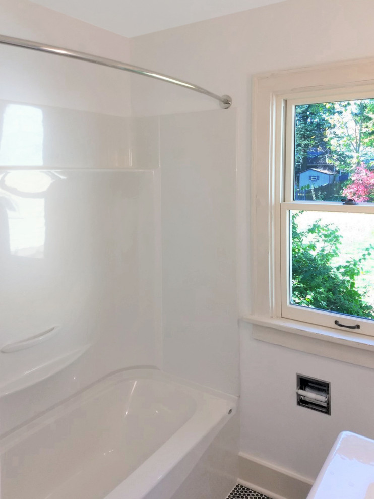 Großes Klassisches Duschbad mit flächenbündigen Schrankfronten, braunen Schränken, weißer Wandfarbe, Mosaik-Bodenfliesen, buntem Boden, weißer Waschtischplatte, Einzelwaschbecken und schwebendem Waschtisch in Chicago