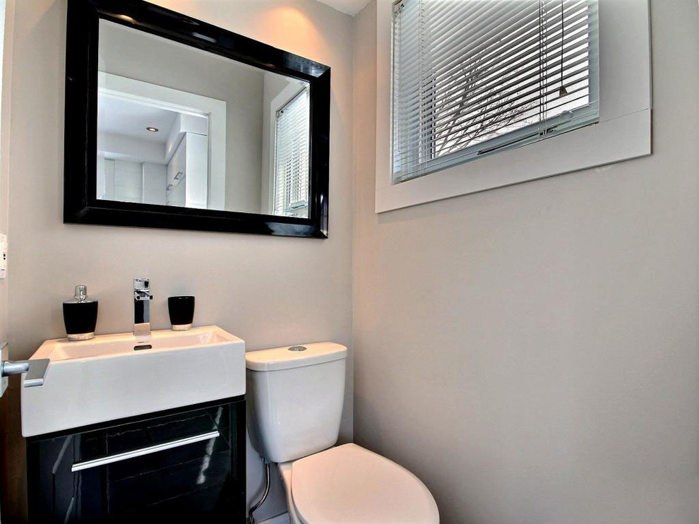 This is an example of a contemporary powder room in Montreal.