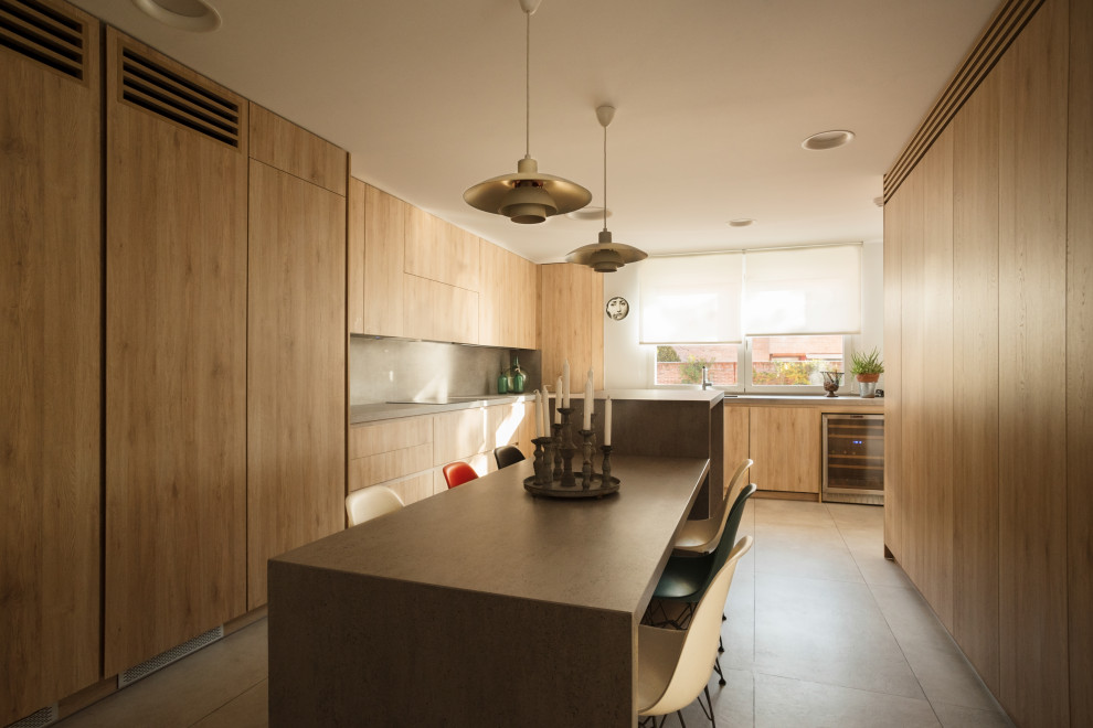 This is an example of a modern kitchen in Madrid.