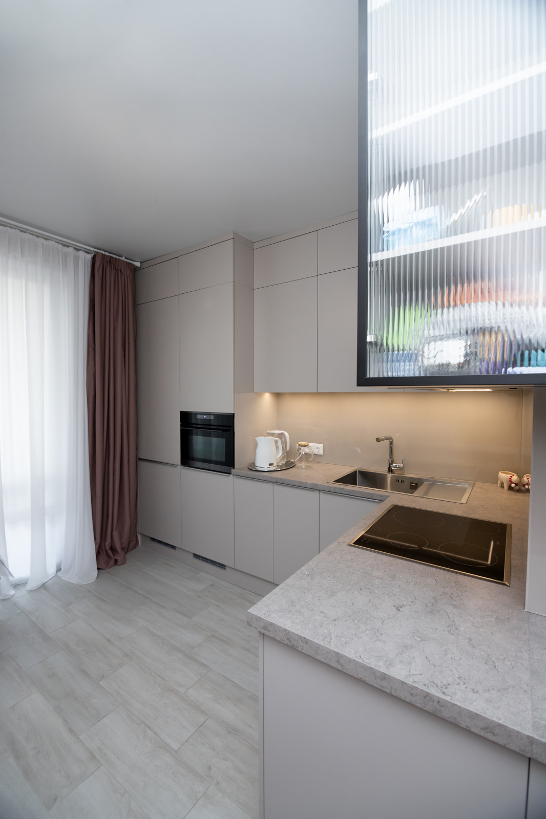 Современная угловая кухня в нежно-сером цвете