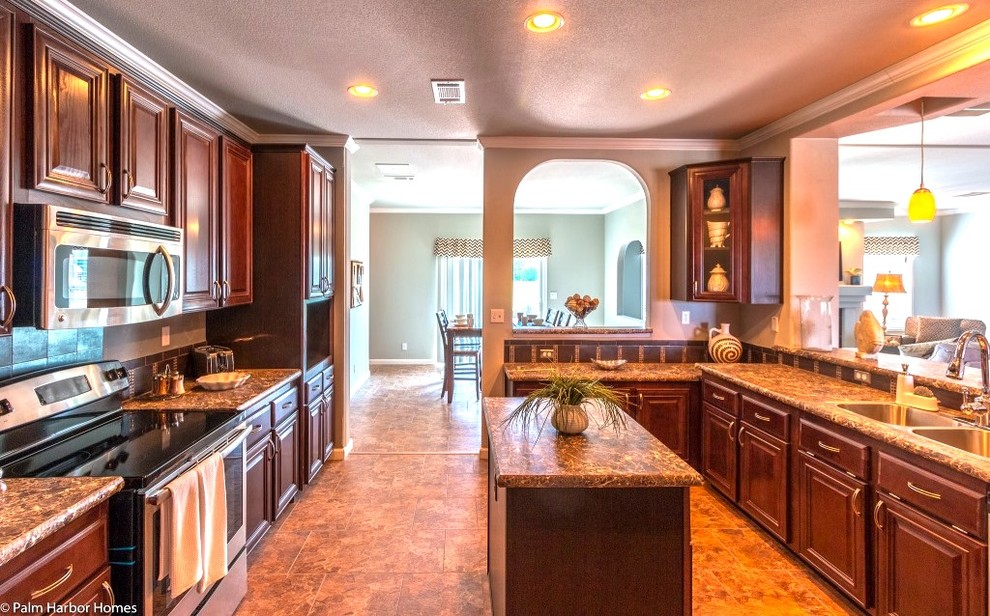 Large traditional kitchen in Austin.
