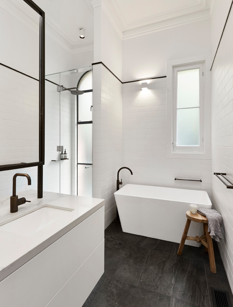 This is an example of a contemporary bathroom in Melbourne.