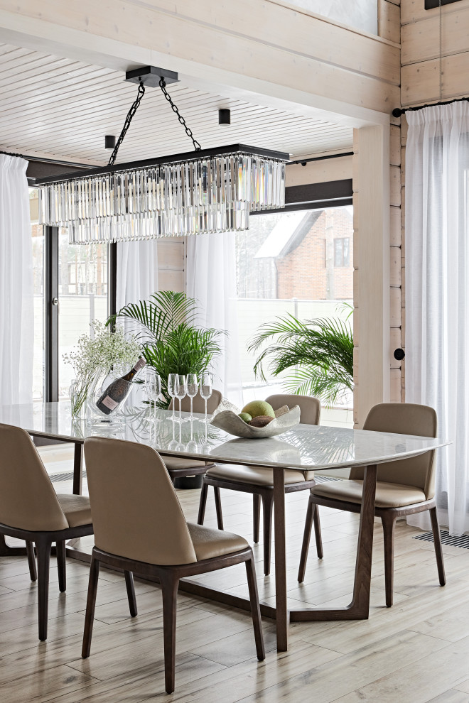 Immagine di una sala da pranzo design di medie dimensioni con pareti bianche, pavimento in legno massello medio, pavimento beige, soffitto in legno e pareti in legno