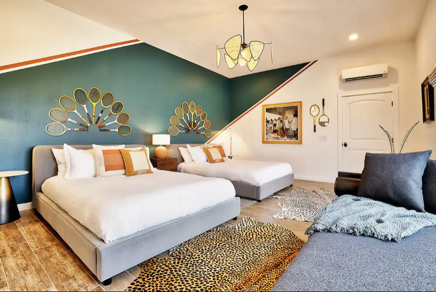 Свежая идея для дизайна: гостевая спальня (комната для гостей) в современном стиле с разноцветными стенами, полом из керамической плитки и коричневым полом - отличное фото интерьера