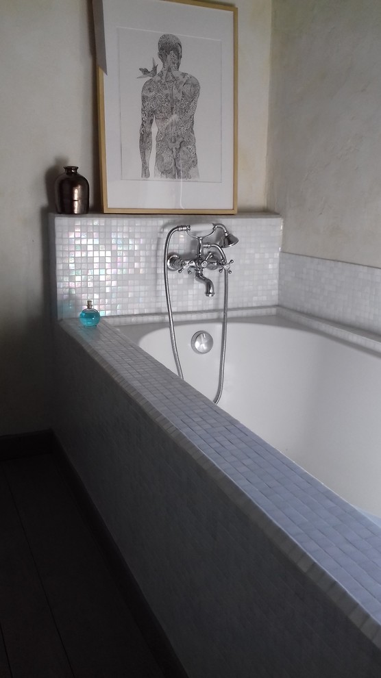 Cette image montre une salle de bain design.