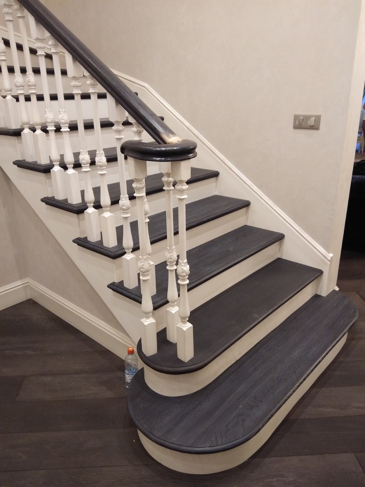 Лестница из дуба в лофте