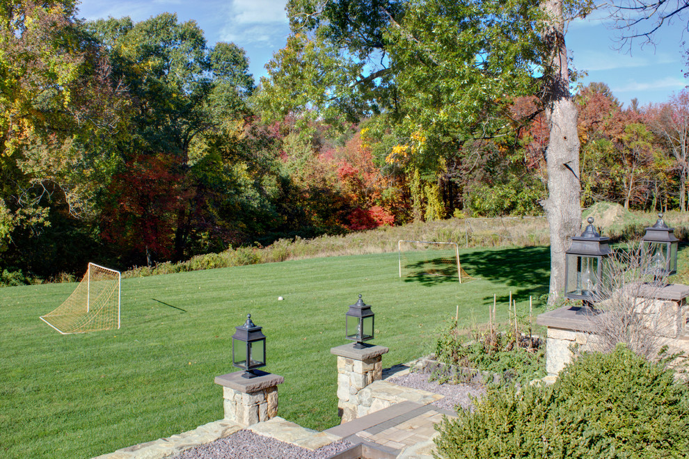 Inspiration for a transitional landscaping in Boston.