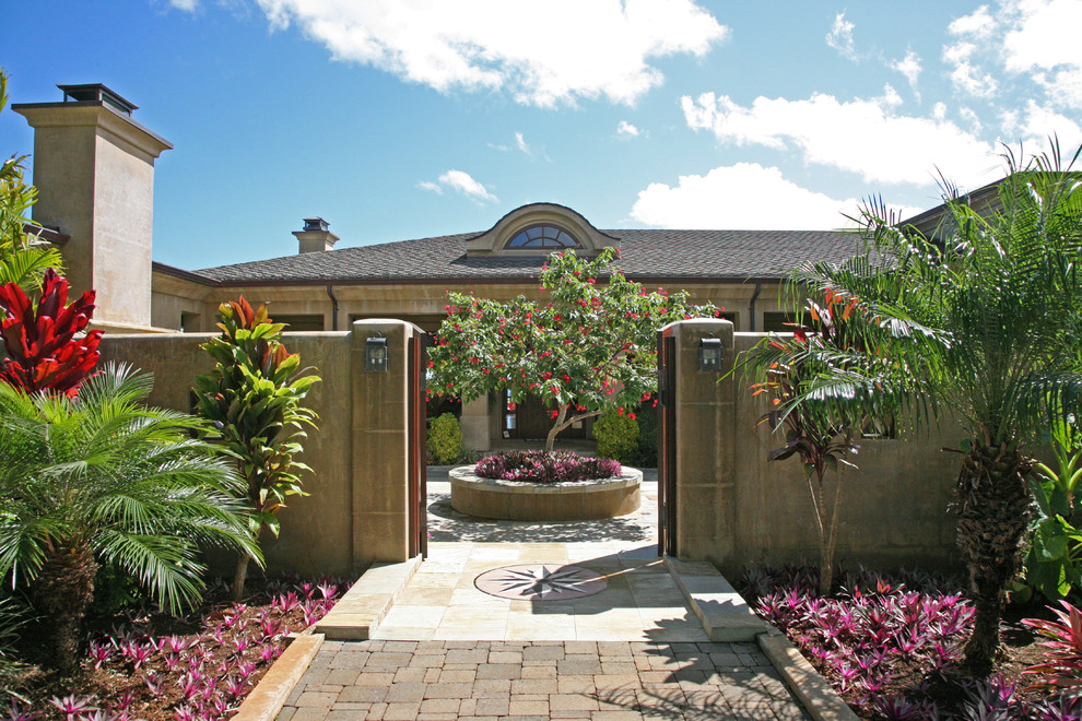 На фото: участок и сад на внутреннем дворе в морском стиле с покрытием из каменной брусчатки с