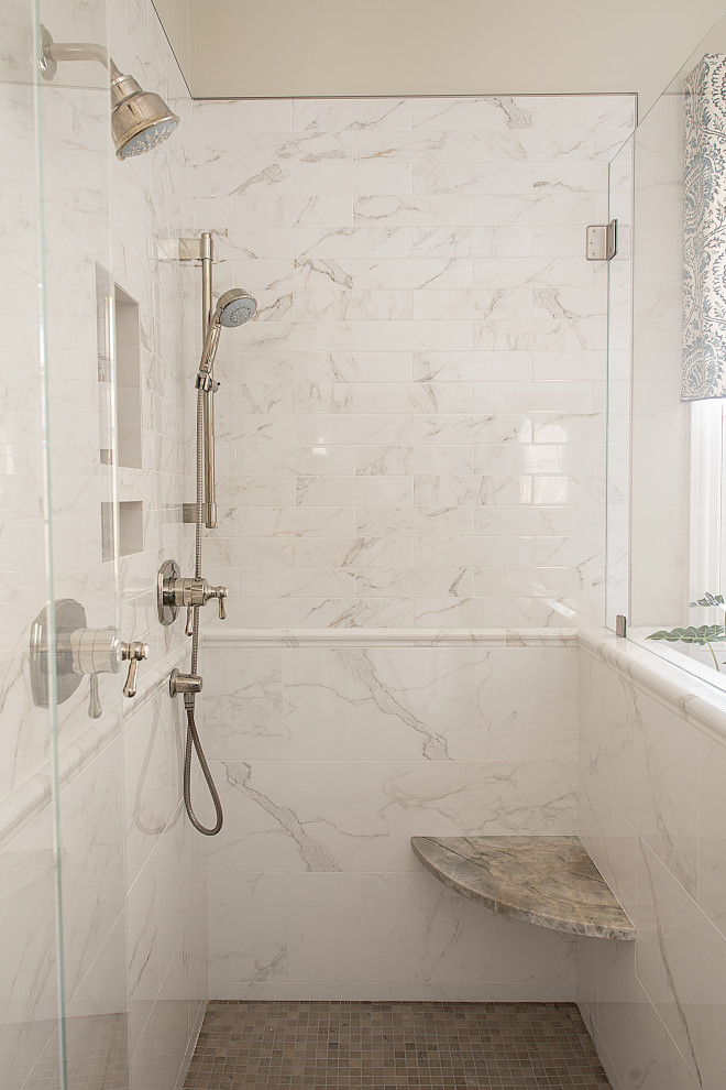 Foto på ett stort vintage en-suite badrum, med vita skåp, en hörndusch, klinkergolv i porslin, bänkskiva i kvartsit och dusch med gångjärnsdörr