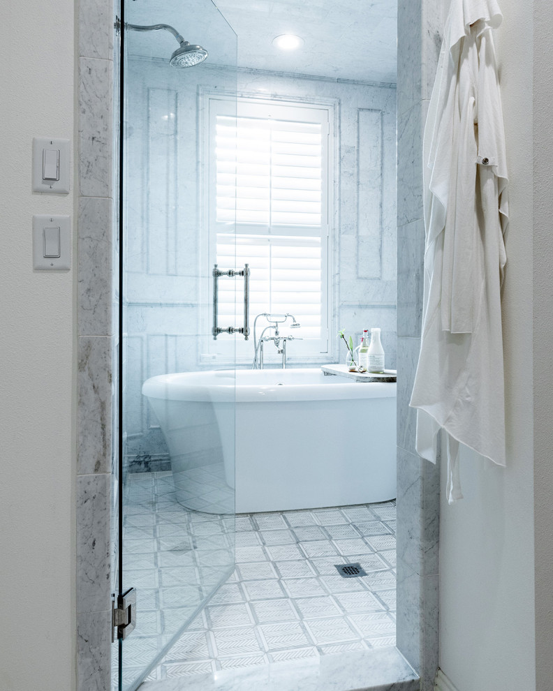 Inspiration för ett stort funkis vit vitt en-suite badrum, med luckor med infälld panel, beige skåp, ett fristående badkar, en dusch/badkar-kombination, en toalettstol med hel cisternkåpa, grå kakel, stenkakel, vita väggar, klinkergolv i keramik, ett undermonterad handfat, bänkskiva i kvarts, grått golv och dusch med gångjärnsdörr