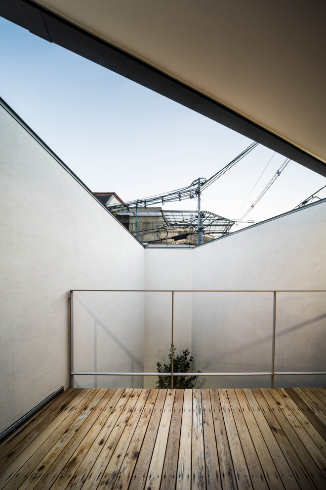 This is an example of a contemporary patio in Osaka.