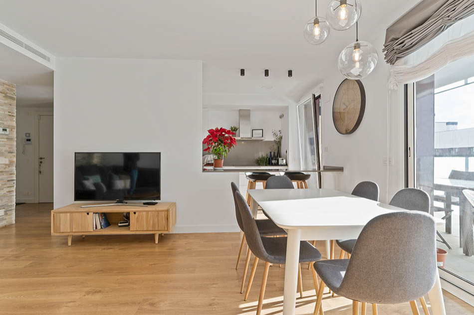 Idee per un soggiorno mediterraneo di medie dimensioni e aperto con pareti bianche, pavimento in laminato e pavimento marrone