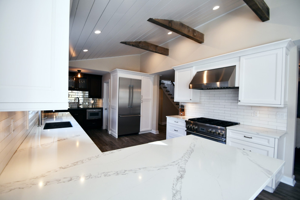Kitchen - transitional kitchen idea in New York