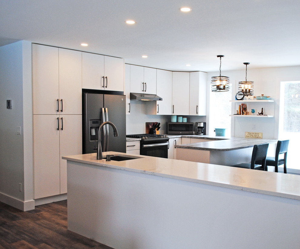 Mid-sized transitional kitchen photo in Toronto