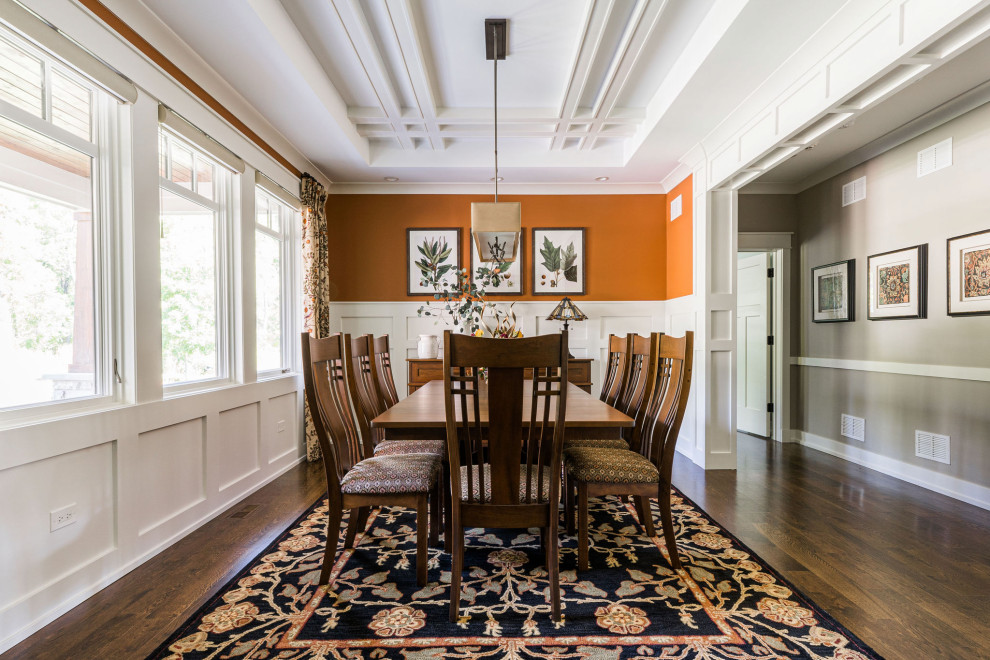 Mittelgroßes Uriges Esszimmer mit oranger Wandfarbe, braunem Holzboden, braunem Boden, Kassettendecke und vertäfelten Wänden in Chicago
