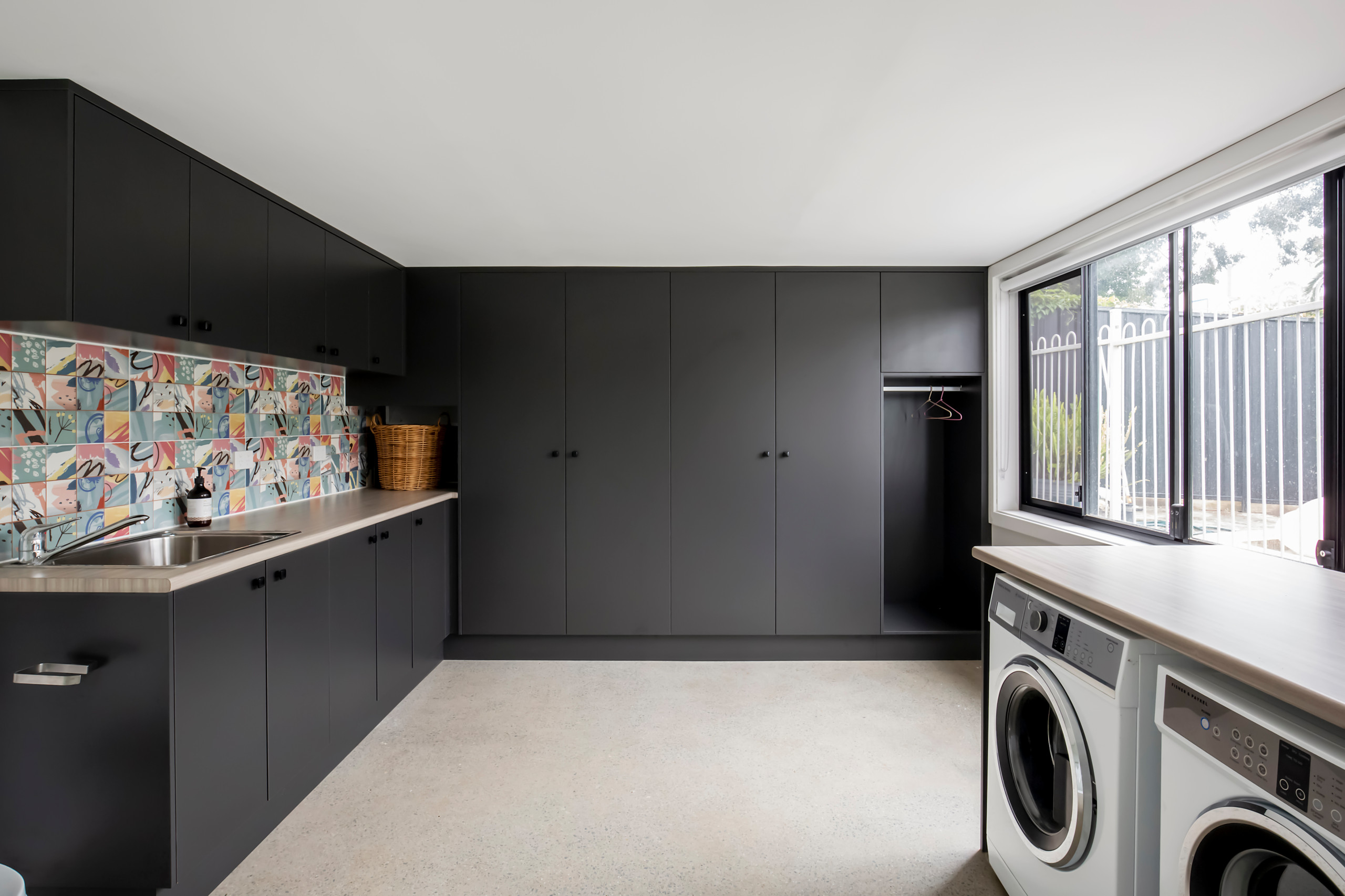 75 Beautiful Laundry Room with Black Cabinets Ideas & Designs - March 2024  | Houzz AU