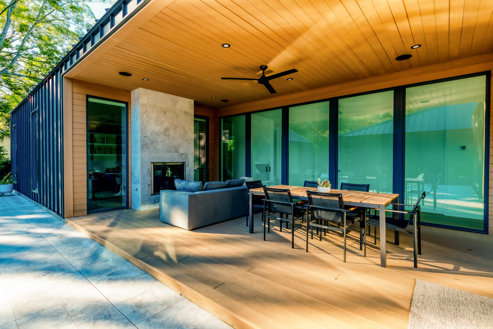 Minimalist home design photo in Charleston