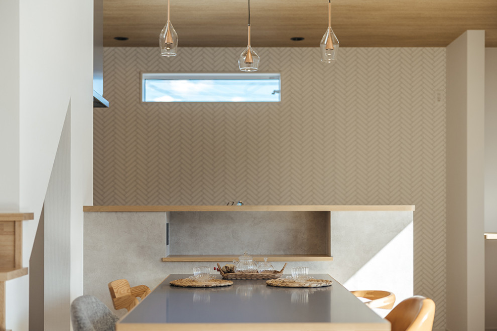 Idées déco pour une salle à manger ouverte sur le salon en bois de taille moyenne avec un mur blanc, parquet clair, un sol beige, un plafond en papier peint et éclairage.
