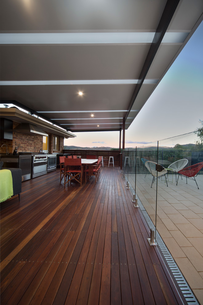 Inspiration for a modern deck in Canberra - Queanbeyan.