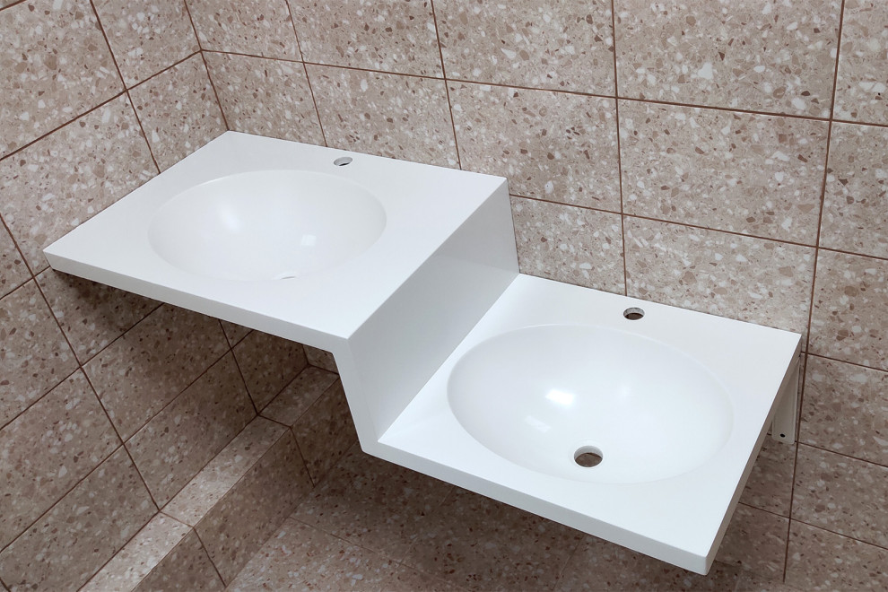 Réalisation d'une petite salle de bain design avec un lavabo intégré, un plan de toilette en surface solide, un plan de toilette blanc et meuble double vasque.