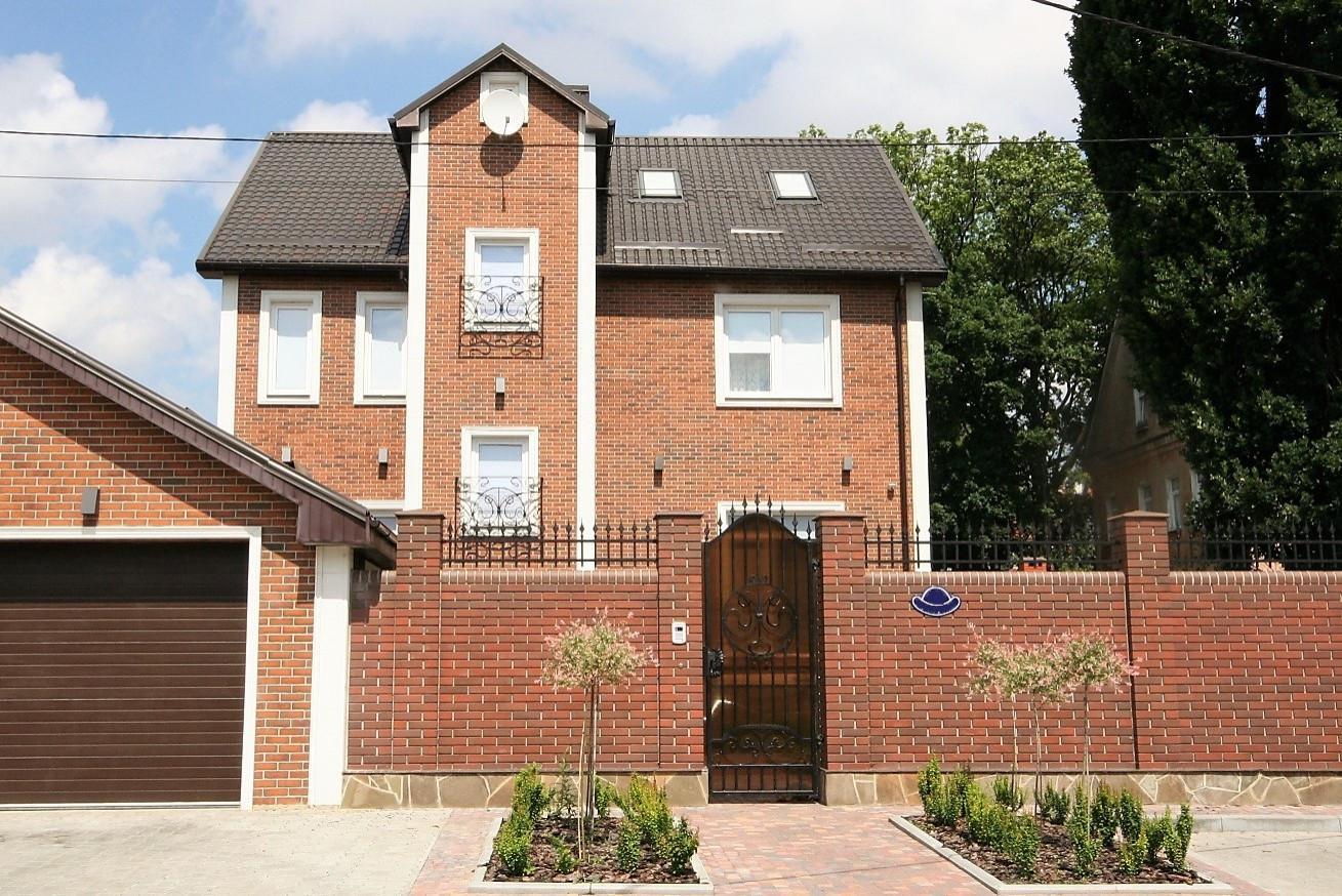 Фасад трехэтажного частного дома до/после