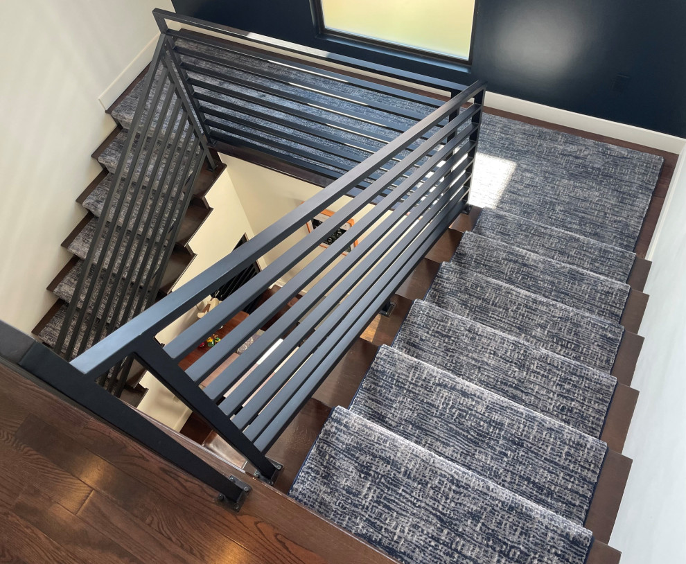 Источник вдохновения для домашнего уюта: п-образная лестница среднего размера в стиле неоклассика (современная классика) с ступенями с ковровым покрытием, ковровыми подступенками и металлическими перилами