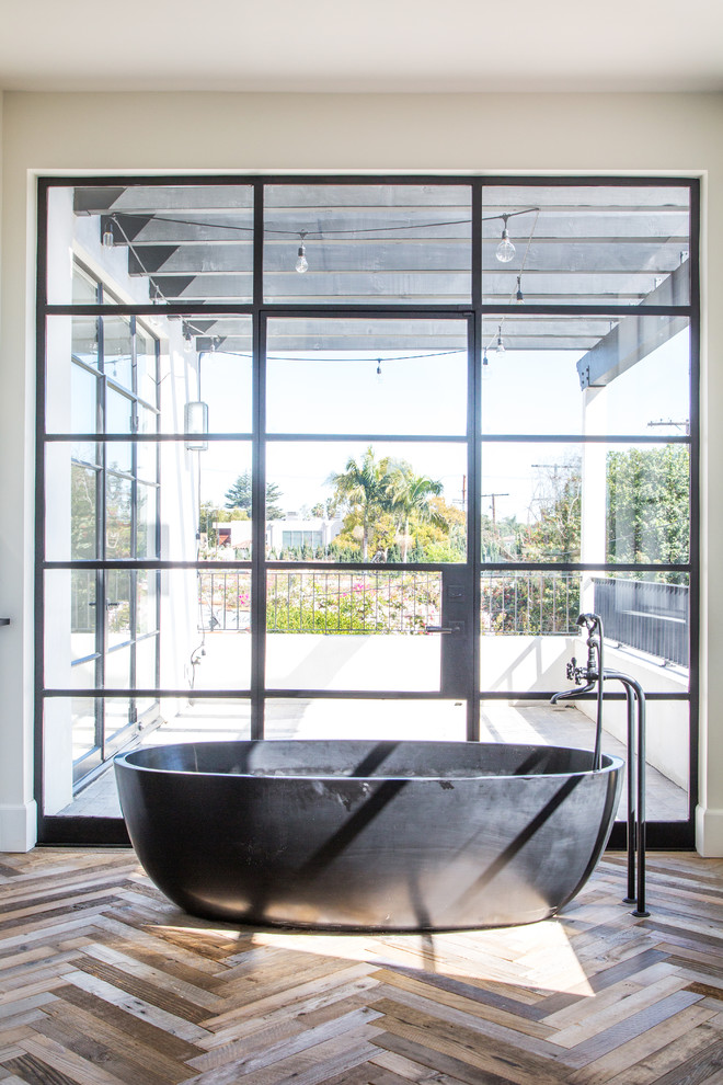 Design ideas for a modern bathroom in Los Angeles.