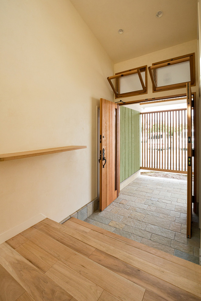 Kleiner Moderner Eingang mit Korridor, weißer Wandfarbe, braunem Holzboden, Doppeltür, hellbrauner Holzhaustür, beigem Boden und eingelassener Decke in Sonstige