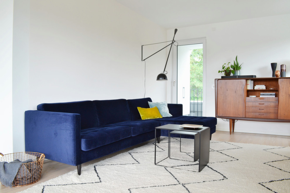 This is an example of a midcentury living room in Cologne.