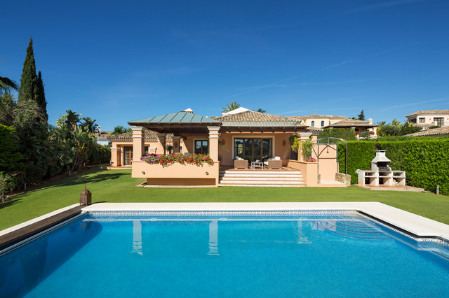 Villa en Nueva Andalucia coastal-deck
