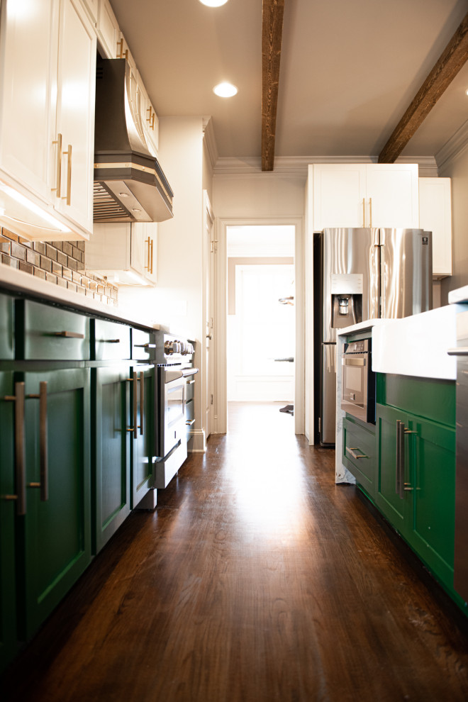 Inspiration för avskilda, mellanstora retro linjära flerfärgat kök, med en rustik diskho, skåp i shakerstil, gröna skåp, bänkskiva i kvartsit, stänkskydd med metallisk yta, stänkskydd i glaskakel, rostfria vitvaror, mörkt trägolv, en köksö och brunt golv