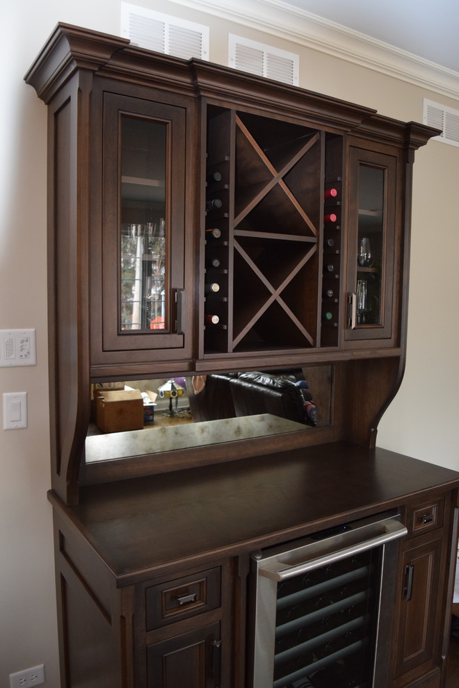 Kitchen - transitional kitchen idea in Chicago