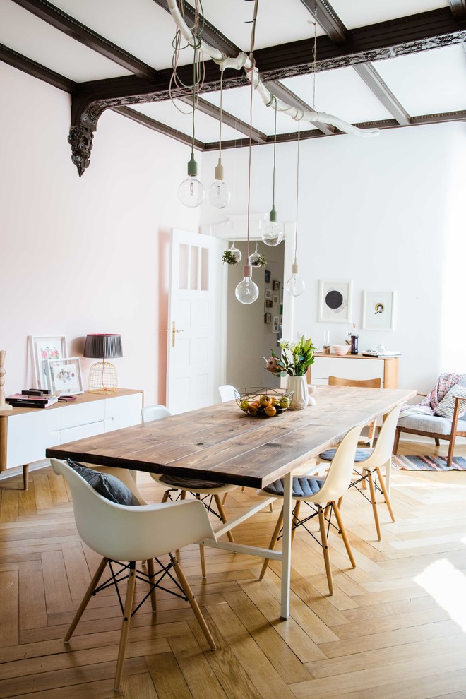 This is an example of an eclectic dining room in Berlin.
