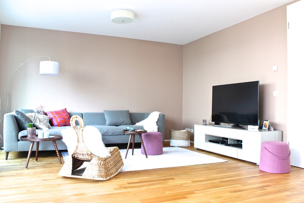 Große, Offene Stilmix Bibliothek ohne Kamin mit beiger Wandfarbe, braunem Holzboden, freistehendem TV und braunem Boden in Frankfurt am Main