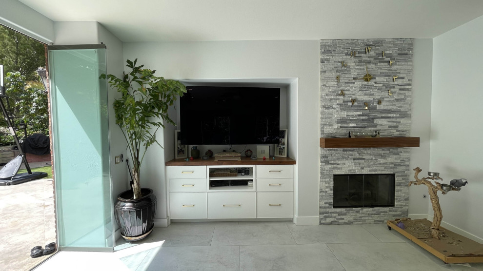Kitchen pantry - large transitional l-shaped ceramic tile, white floor and vaulted ceiling kitchen pantry idea in Orange County with an undermount sink, shaker cabinets, white cabinets, granite countertops, white backsplash, granite backsplash, stainless steel appliances, an island and white countertops